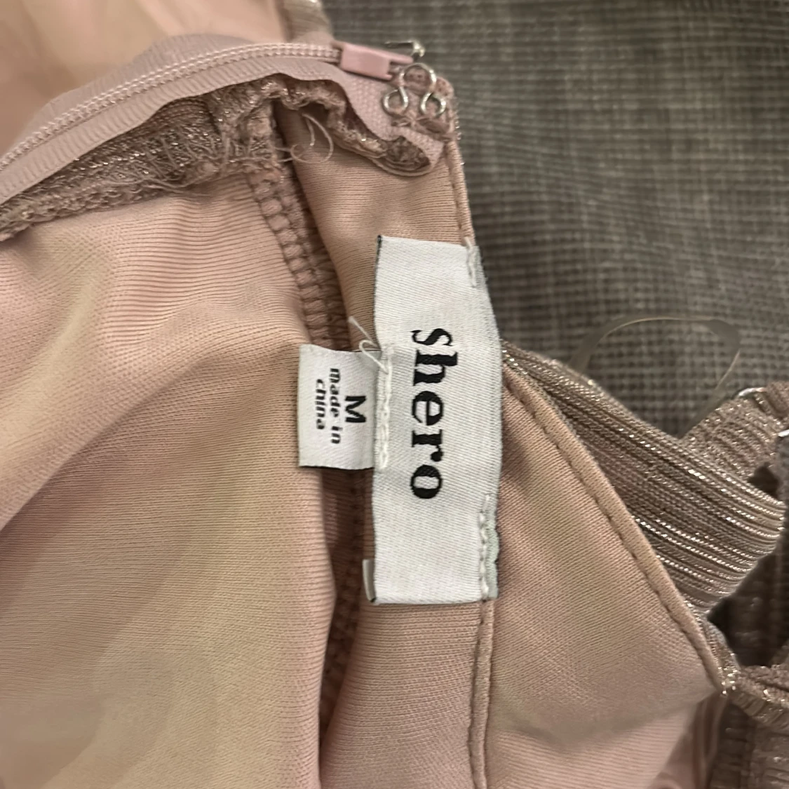 Glittrig champagnefärgad långklänning Shero - 3