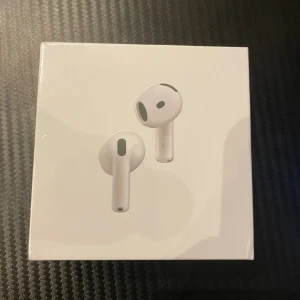 AirPods 4 (ANC) - Helt nya Apple AirPods 4 med aktiv brusreducering. Levereras i obruten originalförpackning. Stöd för USB-C, trådlös laddning och kompatibla med Apple Watch och Qi-laddare. Perfekt för musik, samtal och vardagsbruk. (1:1) bara frakt 🚚(ställ gärna frågor vid intresse)