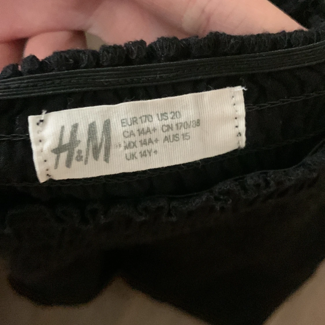Svart smockad topp från H&M - 2