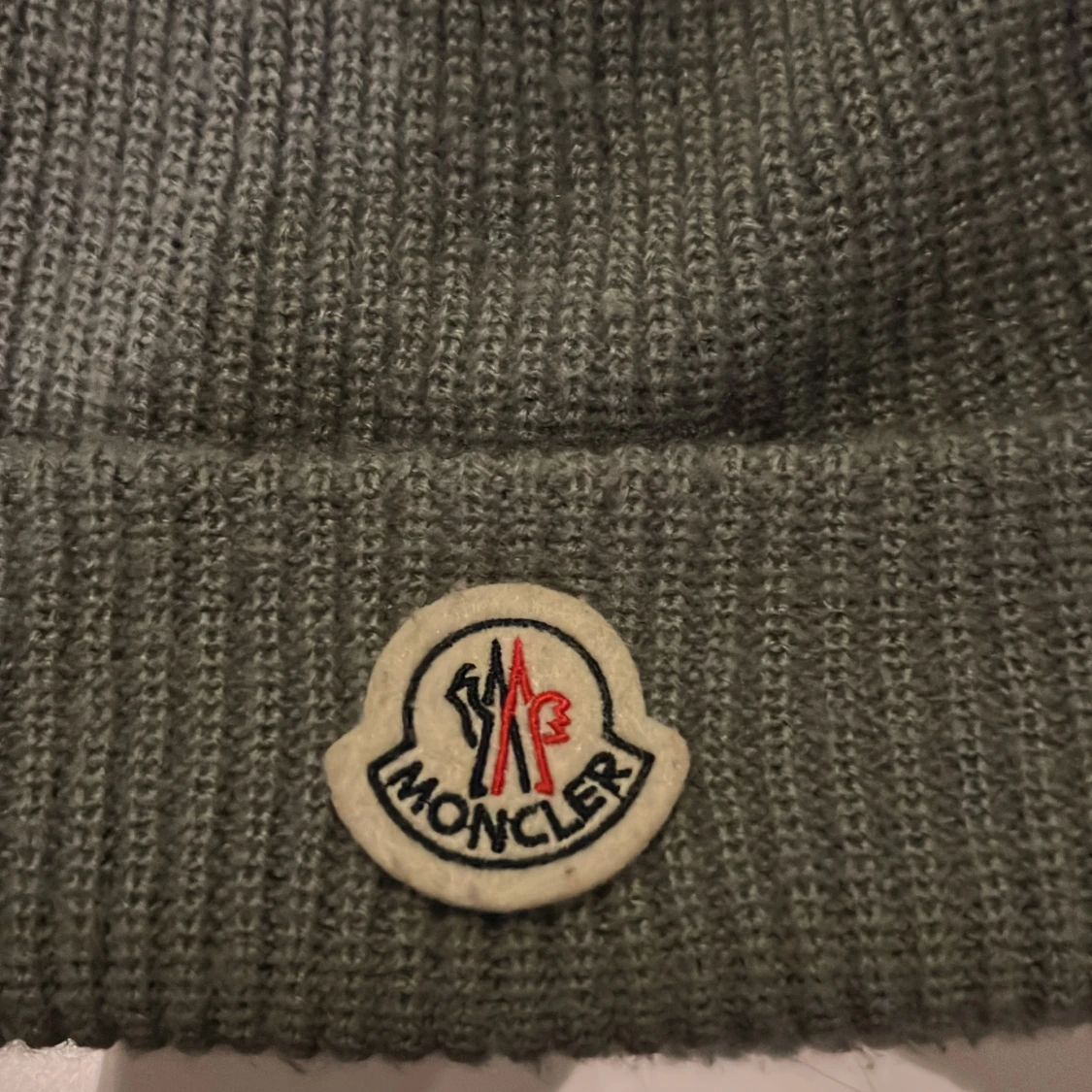 Grå stickad Moncler mössa - 3