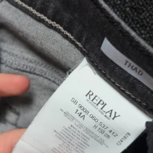 Grå Replay jeans straight fit - Snygga grå jeans från Replay i rak modell. Klassisk femficksdesign med dragkedjegylf och bälteshällor. Jeansen har en tvättad look och är tillverkade i slitstarkt denimtyg. Perfekta för dig som gillar en enkel och stilren vibe.