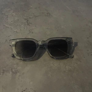 Fräscha Chimi 04 grey  - Säljer ett par riktigt fräscha Chimi 04 i den riktigt stilrena gråa färgen. Mycket bra skick. Nypris 1 400!