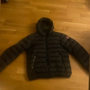  Colmar jacka - Tjena! Säljer min colmar jacka för jag har växt ur den. Den passar dig om är 167-172. Den är i bra skick har haft den i ca 1 år. Priset är ej prutbart