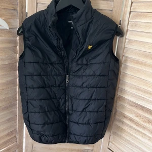 Lyle & scott väst - Säljer en lyle & scott väst som passar perfekt till hösten.