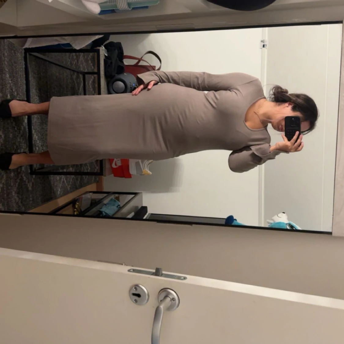 Två långärmade klänningar i svart och beige