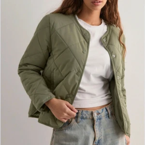 Olivgrön quiltad jacka med tryckknappar - Snygg olivgrön quiltad jacka, var inte min stil så säljer nu den. Använd typ 2gånger. Skit snygg nu till hösten och våren. 