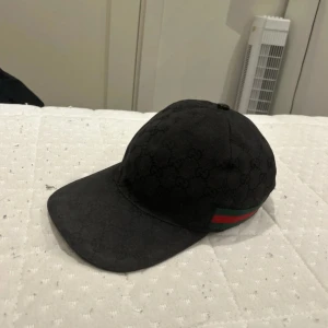 Gucci keps  - Svart Gucci keps i gott skick. Kan behövas rengöras en gång så ser den alldeles ny och fräsch ut. Skriv för fler bilder eller funderingar!