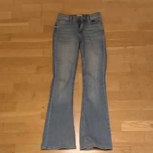 Bootcut jeans i ljusblå denim från ONLY - Säljer ett par ljusblå bootcut jeans från ONLY i storlek XS/30. Jeansen har klassisk femficksdesign, normal midja och utsvängda ben. Materialet är mjuk denim. (Pris kan diskuteras) 