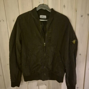 Svart bomberjacka från Stone Island - Tjena! Säljer denna stone island jackan. XS sitter slim på mig. Är 1,79 65 kg. Accepterar också byten. Hör av er vid minsta fundering! 