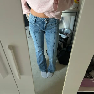 blå jeans med stora framfickor - säljer mina jättehäftiga jeans ifrån gina tricot som bara används ett fåtal gånger då jag inte trivs i dom, vilket även menas på att de är i väldigt bra skick!🥰 
