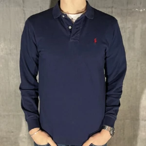 Ralph Lauren pike tröja - Ralph lauren pike tröja i färgen marinblå. Storlek S (passar M) och modellen är 186 cm. Nyskick, inga skavanker. Nypris 1495 kr, köp för endast 499kr.