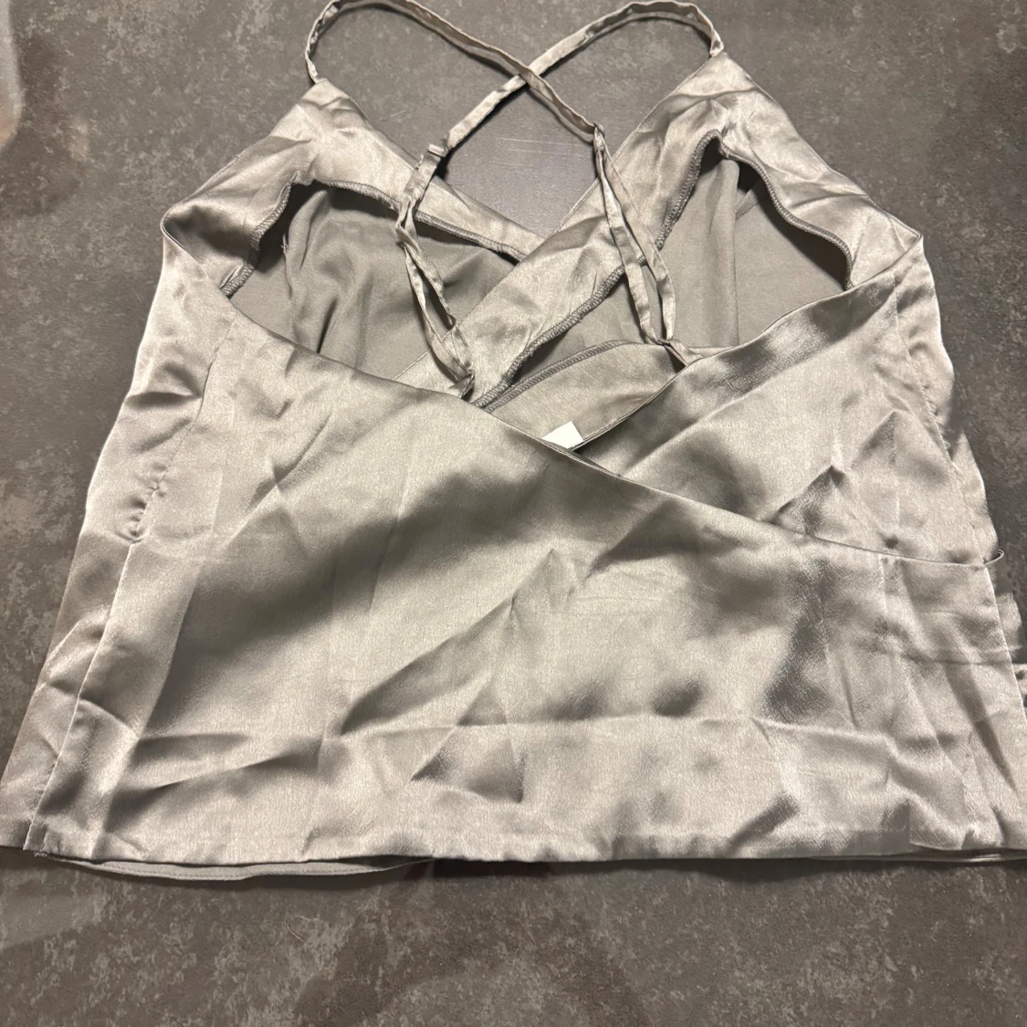 Silvrig omlottopp från NA-KD - 1