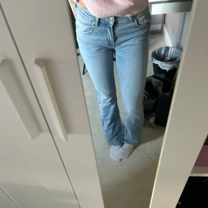 ljusblå jeans - säljer mina jättefina ljusblåa jeans ifrån lager 157, då de inte får någon använding längre. dom är i väldigt bra skick alltså inga större tecken på använding!💞 