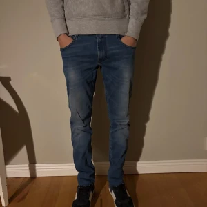 Blå replay jeans  - Säljer replay anbass jeans. Storlek w30 L32. Mycket bra skick. Modellen är 177cm och väger 60kg