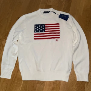 Ralph lauren flag sweater - Säljer nu denna riktigt snygga ralph lauren flag sweatern i strl M och färgen vit. Bara att skriva ett DM vid intresse/frågor!