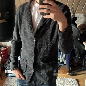 John Henric Stickad Blazer - Säljer denna sjukt snygga blazern från John Henric. Den är i bra skick utan defekter och är i storlek S. Bara att skriva över frågor och funderingar.