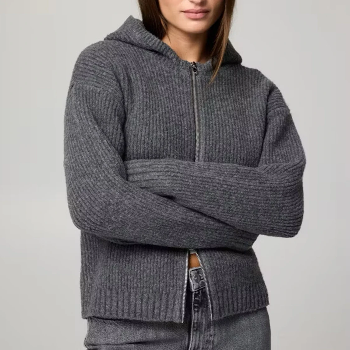 Grå stickad hoodie med dragkedja