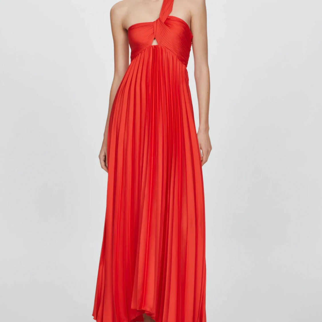 Röd plisserad långklänning med twist  - 1