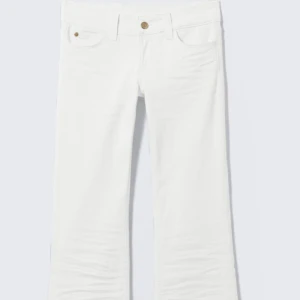 Vita bootcut jeans, weekday  - Snygga vita jeans med bootcut-snitt och klassisk femficksdesign. Byxorna har normal midja och är tillverkade i mjukt bomullstyg med en liten stretch för extra komfort. Perfekta för dig som vill ha en fräsch och stilren look.