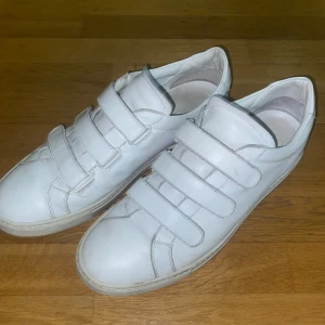 Common Projects | skor - Tja, säljer dess skor ifrån Märket Common projekts, nypris är ca 3 999kr. Skorna är i otroligt bra skick med bara några få tecken på användning. Vid frågor eller funderingar tveka ej kontakta😄