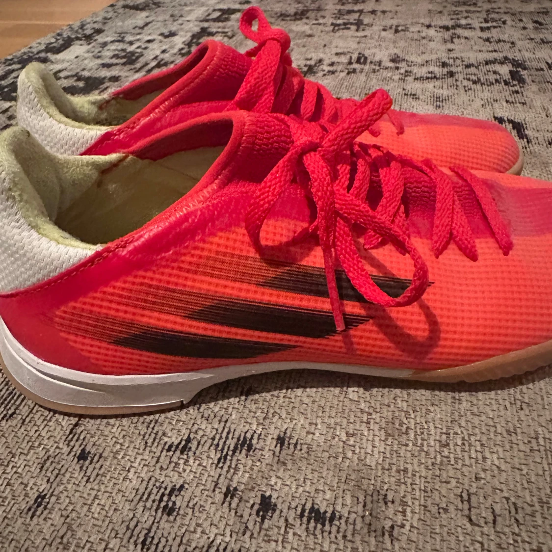 Adidas X röda inomhusfotbollsskor