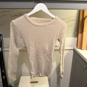 Beige ribbad långärmad tröja - Säljer en beige ribbad långärmad tröja från SHEIN. 