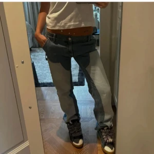 Unika Filippa k jeans, två färgade blå jeans - Filippa k jeans, nytt skick. Ny pris ca 2300. Unika jeans med patchwork-design i olika blå nyanser. Raka ben och klassisk femficksmodell. Snygg kontrast mellan ljusblått och mörkblått tyg, perfekt för dig som vill sticka ut med din stil.