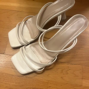 Vita klackar - Ett par vita klackar perfekt till studenten!