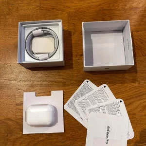 AirPods Pro2 USB-C - Apple AirPods Pro i mycket fint skick, komplett med originalkartong, laddningskabel, extra öronkuddar (XS, S, L) och manualer. Allt ser rent och välvårdat ut, inga synliga repor eller skador. Perfekt för dig som vill ha trådlösa hörlurar med aktiv brusreducering.