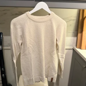 Vit stickad tröja  - Mysig vit stickad tröja från Lager 157. Klassisk och stilren design som funkar året runt.