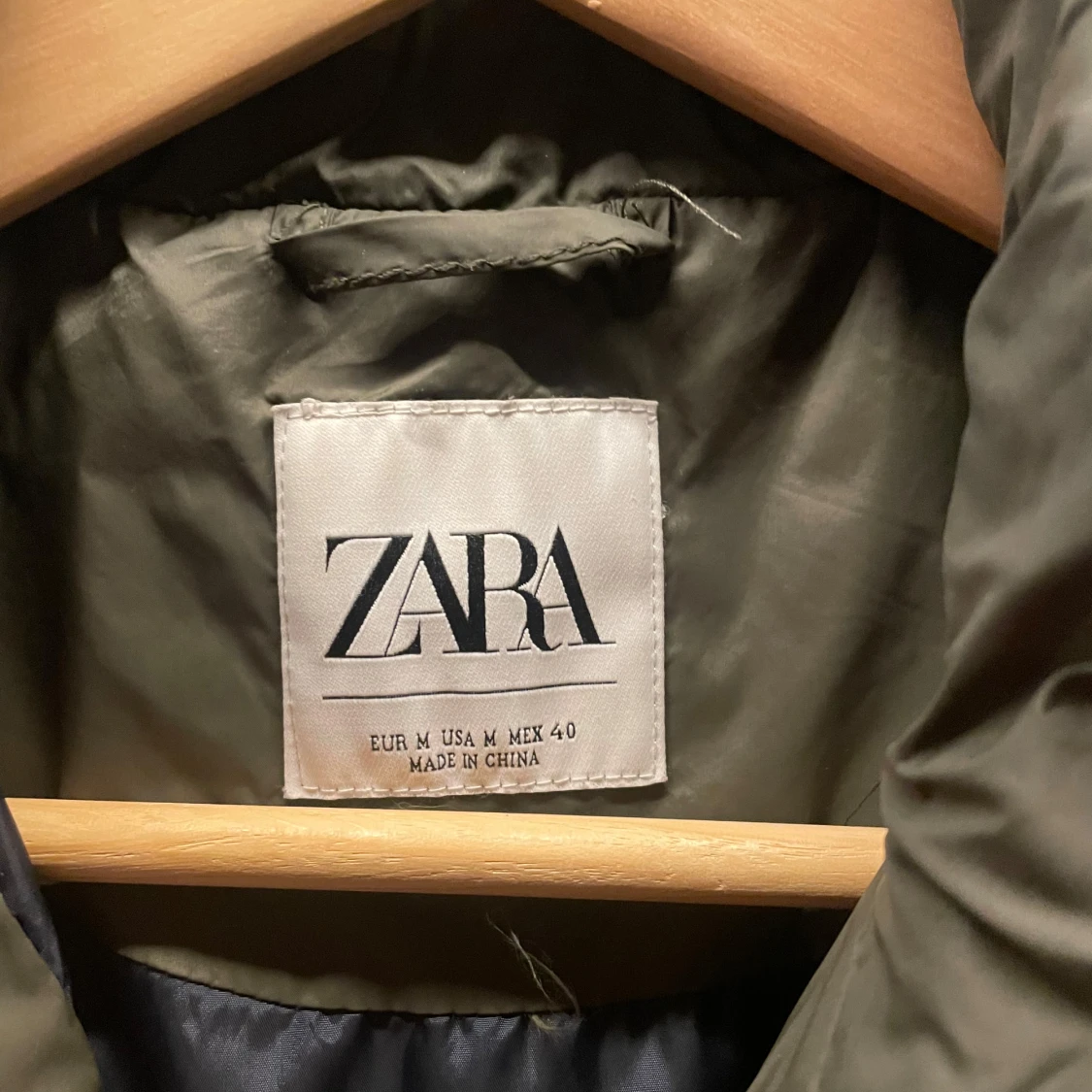 Olivgrön quiltad dunväst från Zara - 2