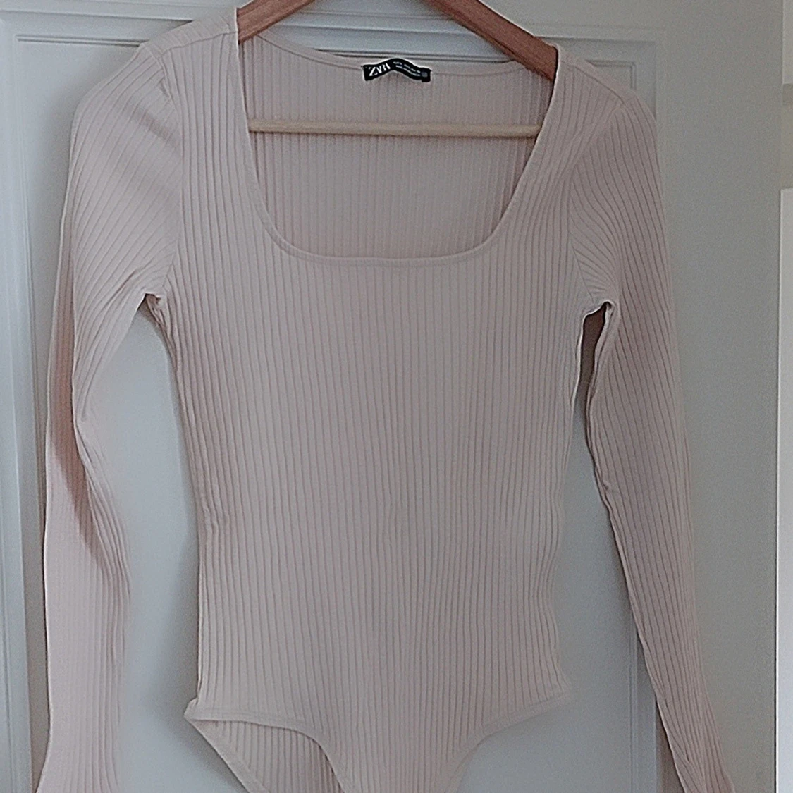 Beige ribbad långärmad topp från Zara - 1