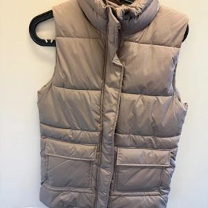 Väst beige  - Aldrig använd storlek 160 men passar xs . Inköpt för 400kr 