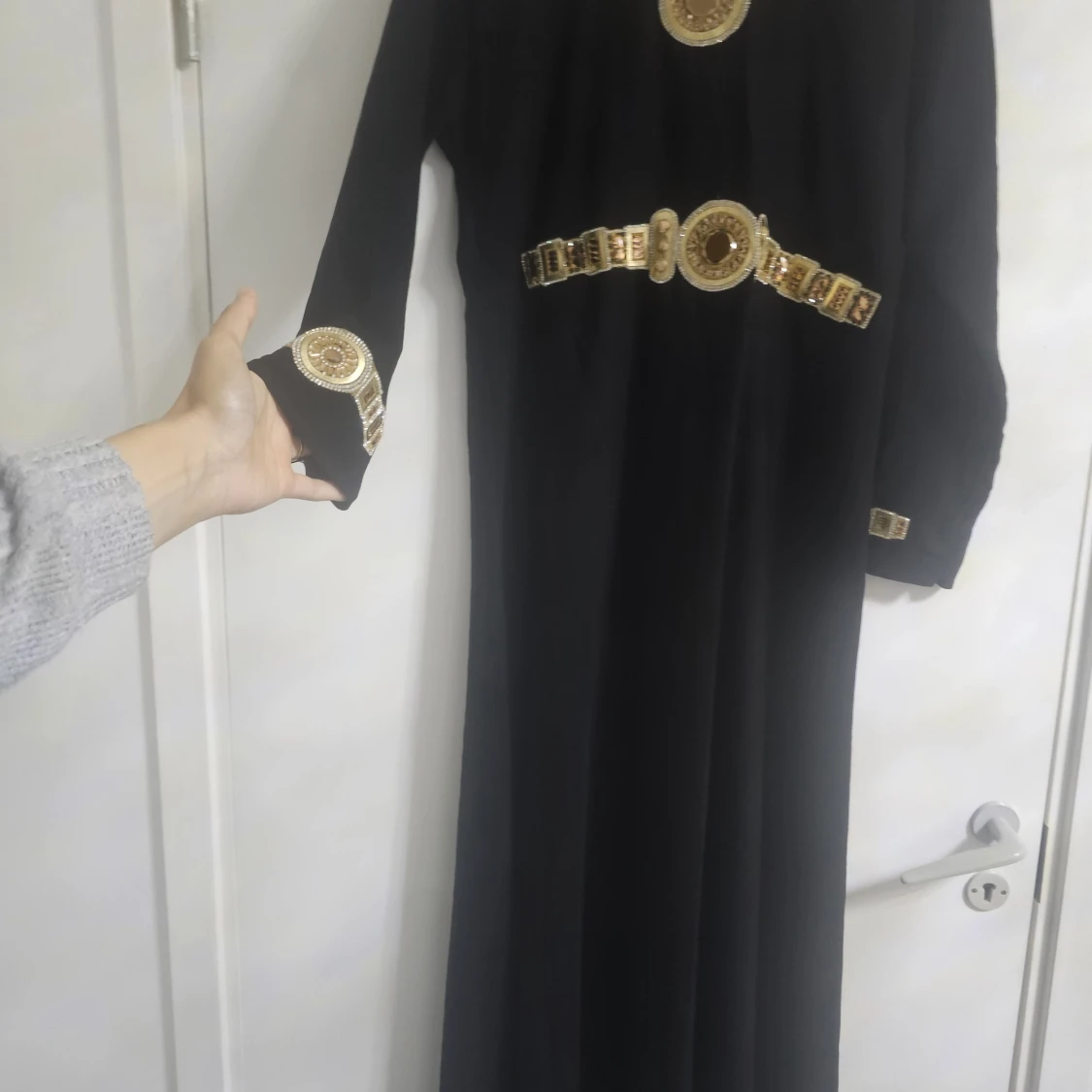 Svart långklänning med guldiga detaljer - 1