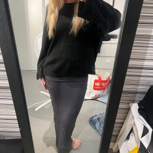 Långkjol Gina Tricot - Mörkgrå långkjol med lite ”scrunch” på sidorna🩶Superfin med en stickad tröja till! Använd 1 gång
