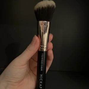 Hickap 112 Angled Kabuki sminkborste - Säljer en Hickap 112 Angled Kabuki sminkborste. 