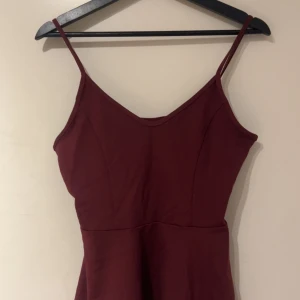 Vinröd topp - Supersnygg vinröd topp från Gina! Perfekt nu i höst och vinter🤩 Aldrig använd utan endast testad💞