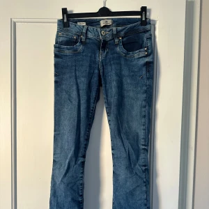 Blå jeans från LTB med raka ben - Snygga blå jeans från LTB med raka ben och låg midja. Dessa kommer inte längre till användning därav säljer jag de🩵i storlek w26 L30