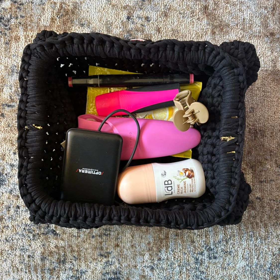 Handgjord svart stickad handväska