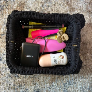 Handgjord svart stickad handväska - Unik handgjord svart handväska från The Yarn Corner. Väskan är stickad i grovt garn och har en söt liten etikett med 'hand made'. Perfekt för dig som gillar personliga accessoarer och vill sticka ut med något som ingen annan har.