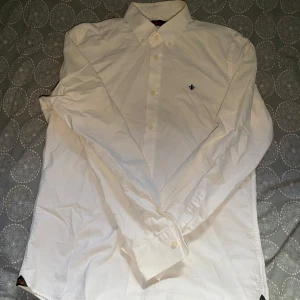 Vit skjorta från Morris  - Vit skjorta från Morris i storlek M. Fint skick till ett bra pris. Nypris: 1399kr Mitt pris: 249kr.                            Vid frågor eller funderingar, tveka inte att höra av dig.