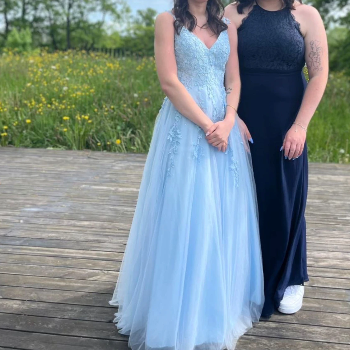 Ljusblå balklänning med spetsdetaljer - 3