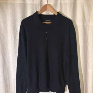 Mörkblå kashmirpiké från Massimo Dutti - Snygg mörkblå pikétröja från Massimo Dutti i 100% kashmir. Tröjan är i bra skick och har inga defekter. Inte använd särskilt mycket. Nypris 2400kr. Pris är diskuterbart och inte hugget i sten.