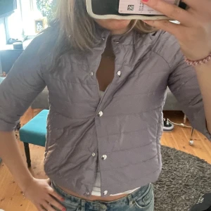 Ljuslila trekvartsärmad jacka - Säljer denna jättesnygga ljuslila, trekvartsärmad jacka med quiltad design. Skriv för fler bilder.