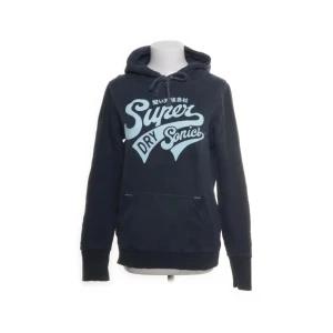 Superdry hoodie  - Superdry hoodie - Mörkgrön - Storlek: Small - Bra skick, lite defekt i texten men inget som märks tydligt vid användning - Nypris: 949kr - Mitt pris: 399kr - hör av dig vid funderingar 💫