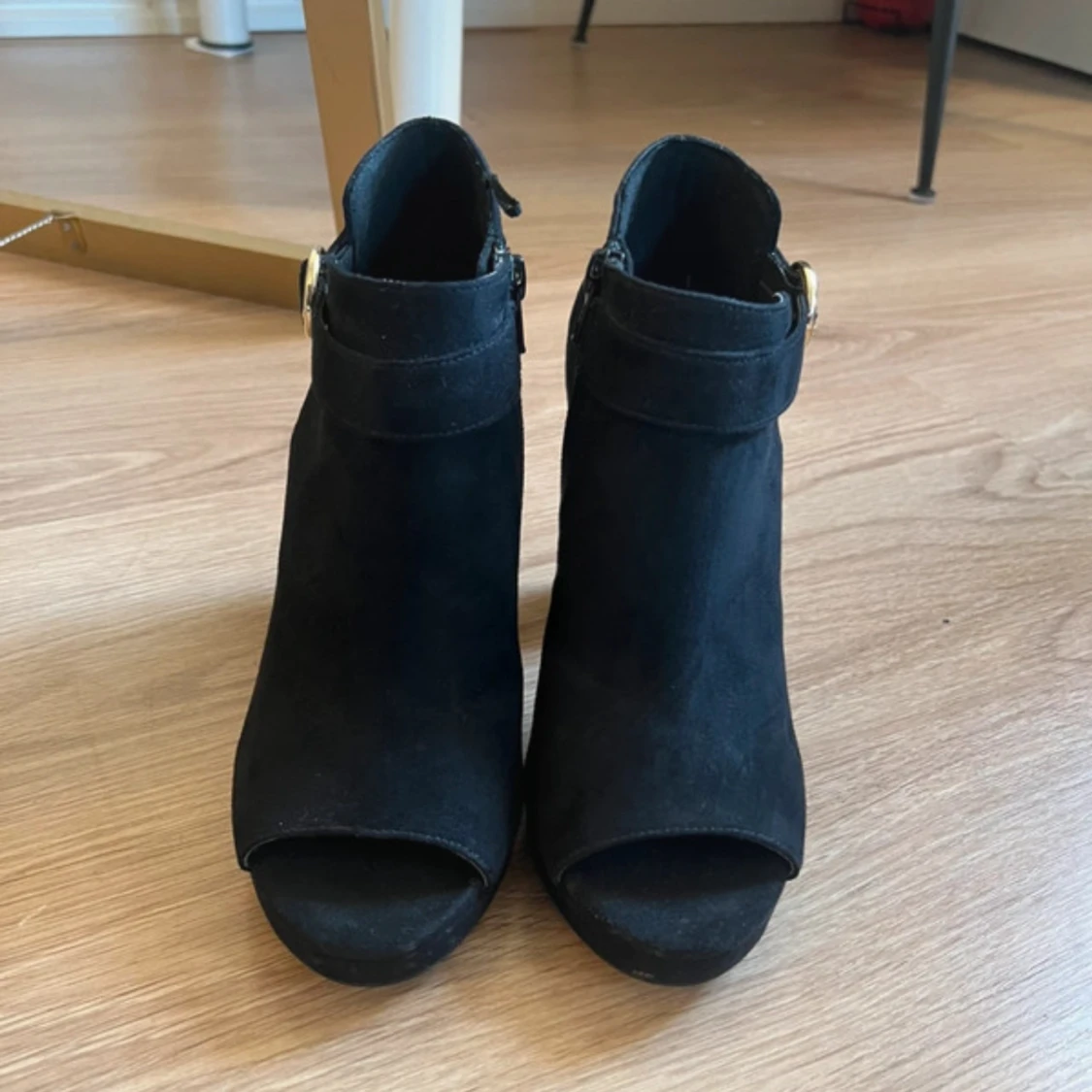 Klackar med guld detalj - 1