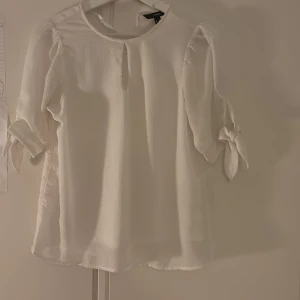 Vit blus med knytärmar från Vero Moda - Fin blus i bra skick 