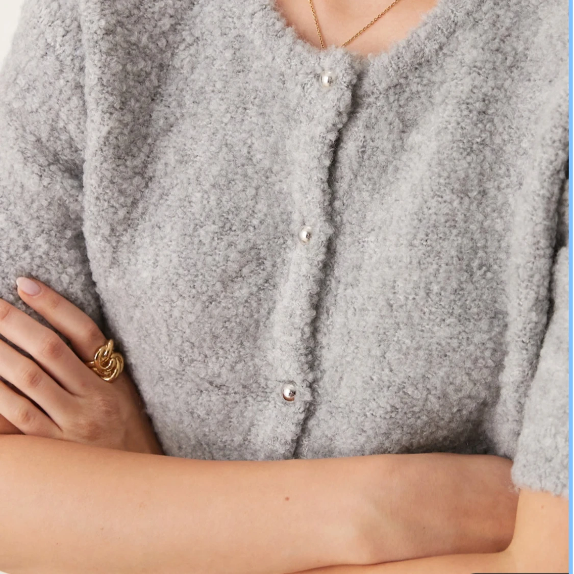 Grå stickad kofta med pärlknappar - 2