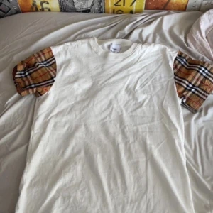 Vit burberry t-shirt  - Vit och stillig t-shirt från burberry. Storlek M 
