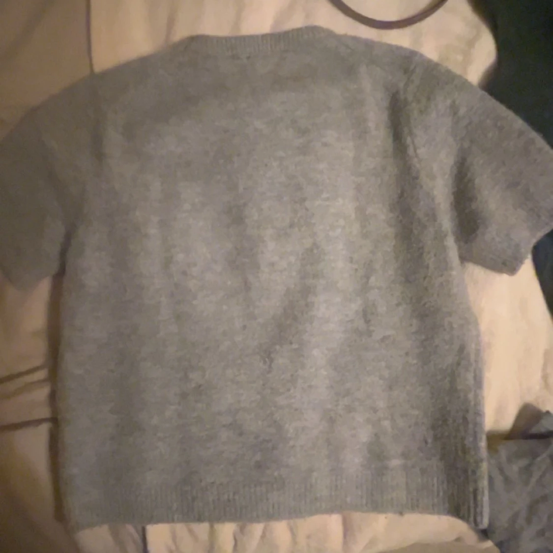 Grå stickad kortärmad tröja - 1